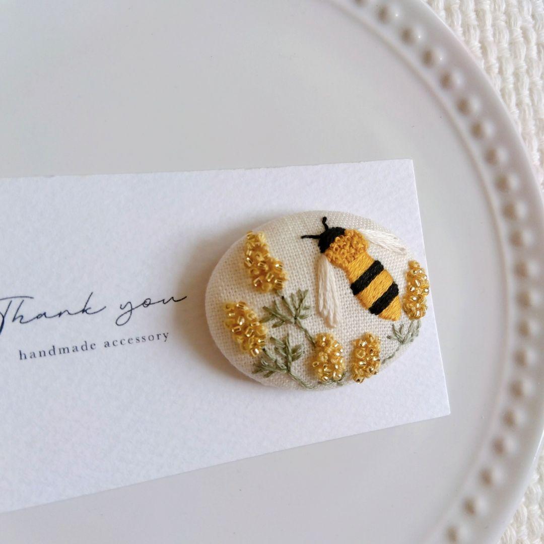ハチとミモザ　刺繍ブローチ