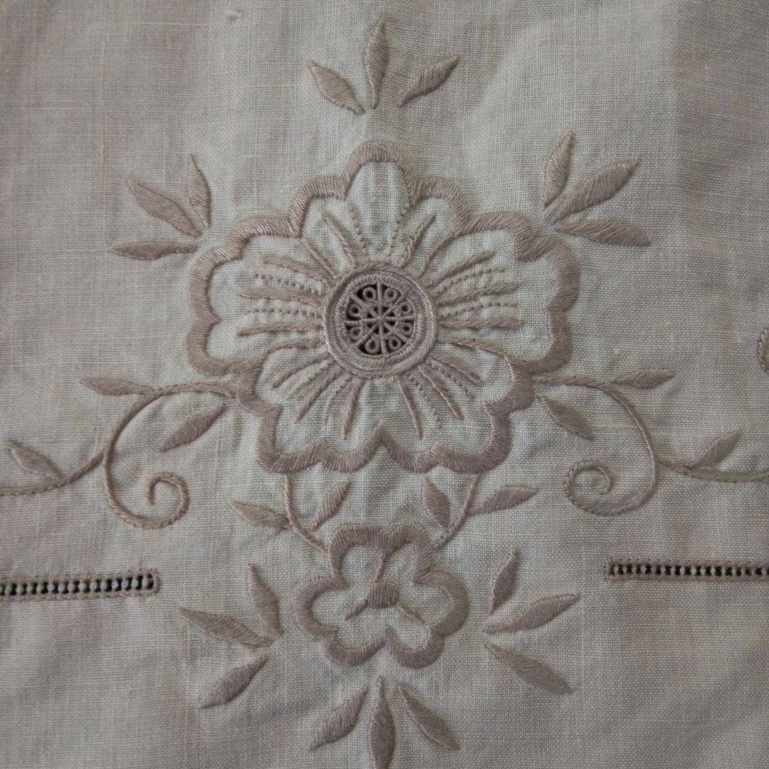 花柄刺繍 大判テーブルクロス 約125×125(中央採寸)