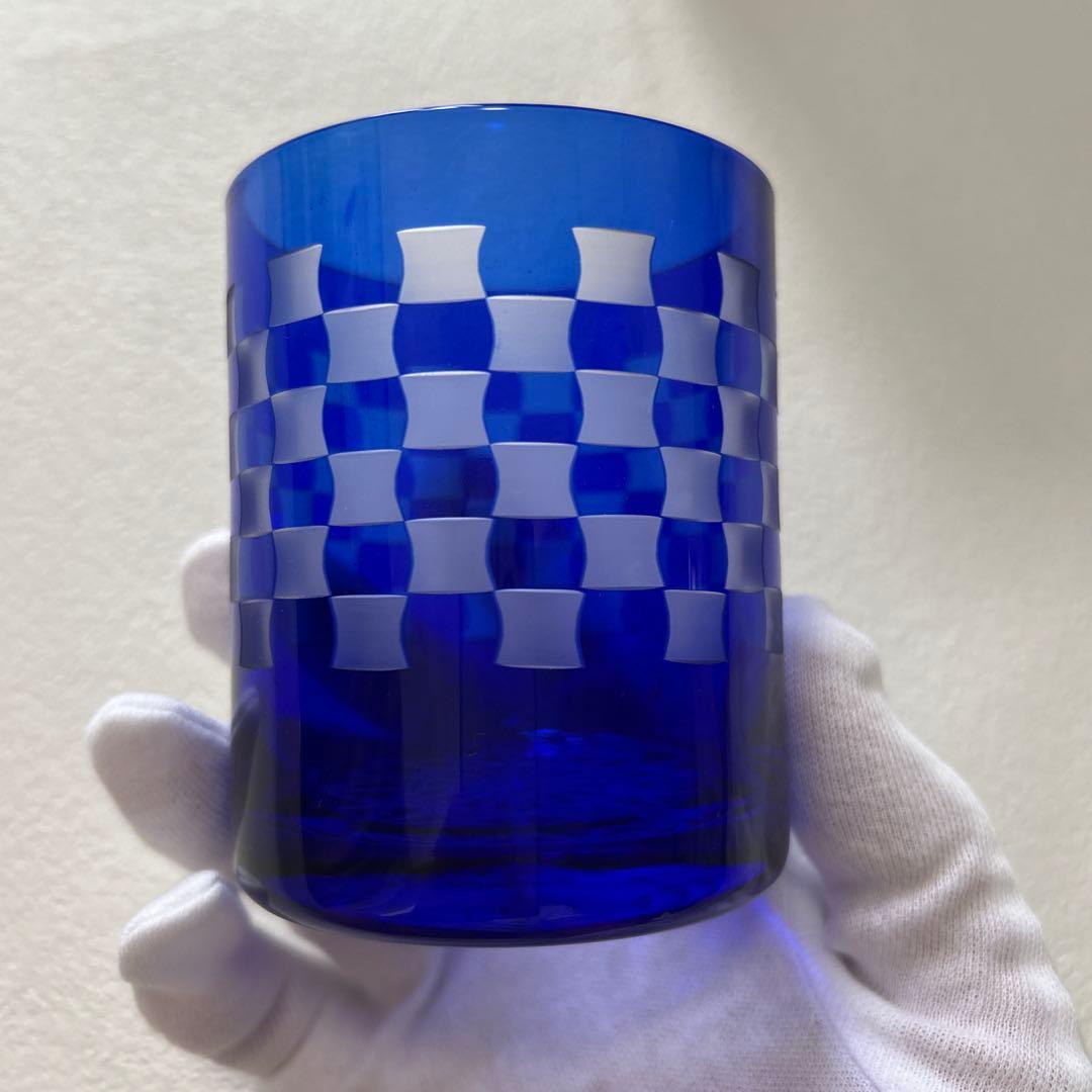 青いチェッカーパターンのガラスグラス（中型）