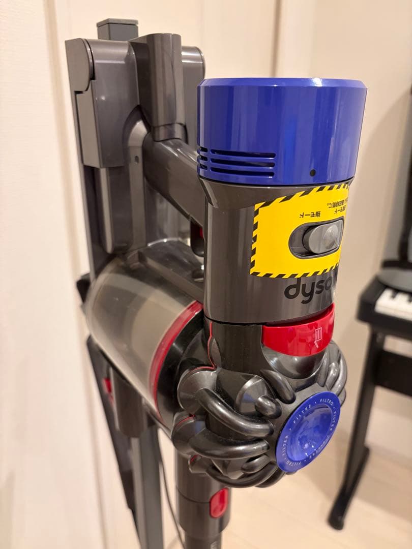 Dyson V7 Slim 掃除機 付属品付き　専用スタンド付き