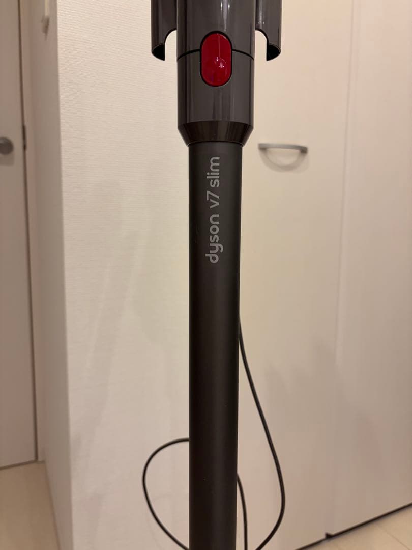Dyson V7 Slim 掃除機 付属品付き　専用スタンド付き