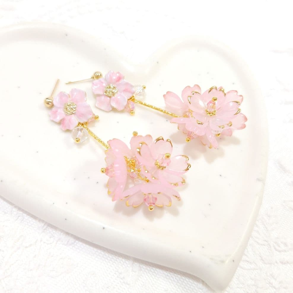 再販❣️春爛漫❀桜ピンクのエナメルフラワーとゆらゆら桜ブーケピアス❀