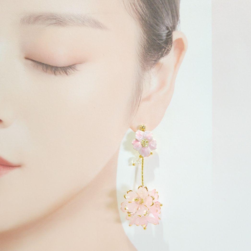 再販❣️春爛漫❀桜ピンクのエナメルフラワーとゆらゆら桜ブーケピアス❀