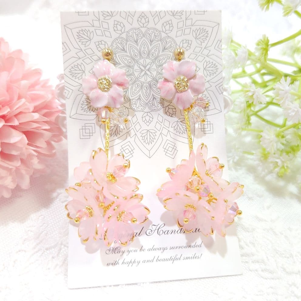 再販❣️春爛漫❀桜ピンクのエナメルフラワーとゆらゆら桜ブーケピアス❀