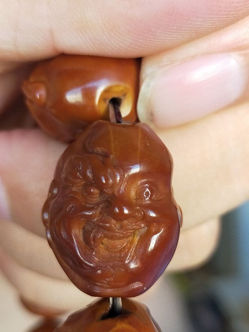 彫刻顔ビーズの茶色ブレスレット　山鬼　オリーポの種製