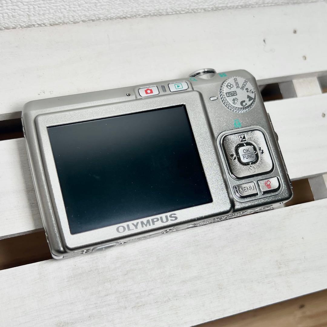 OLYMPUS FE-250 デジカメ　シルバー