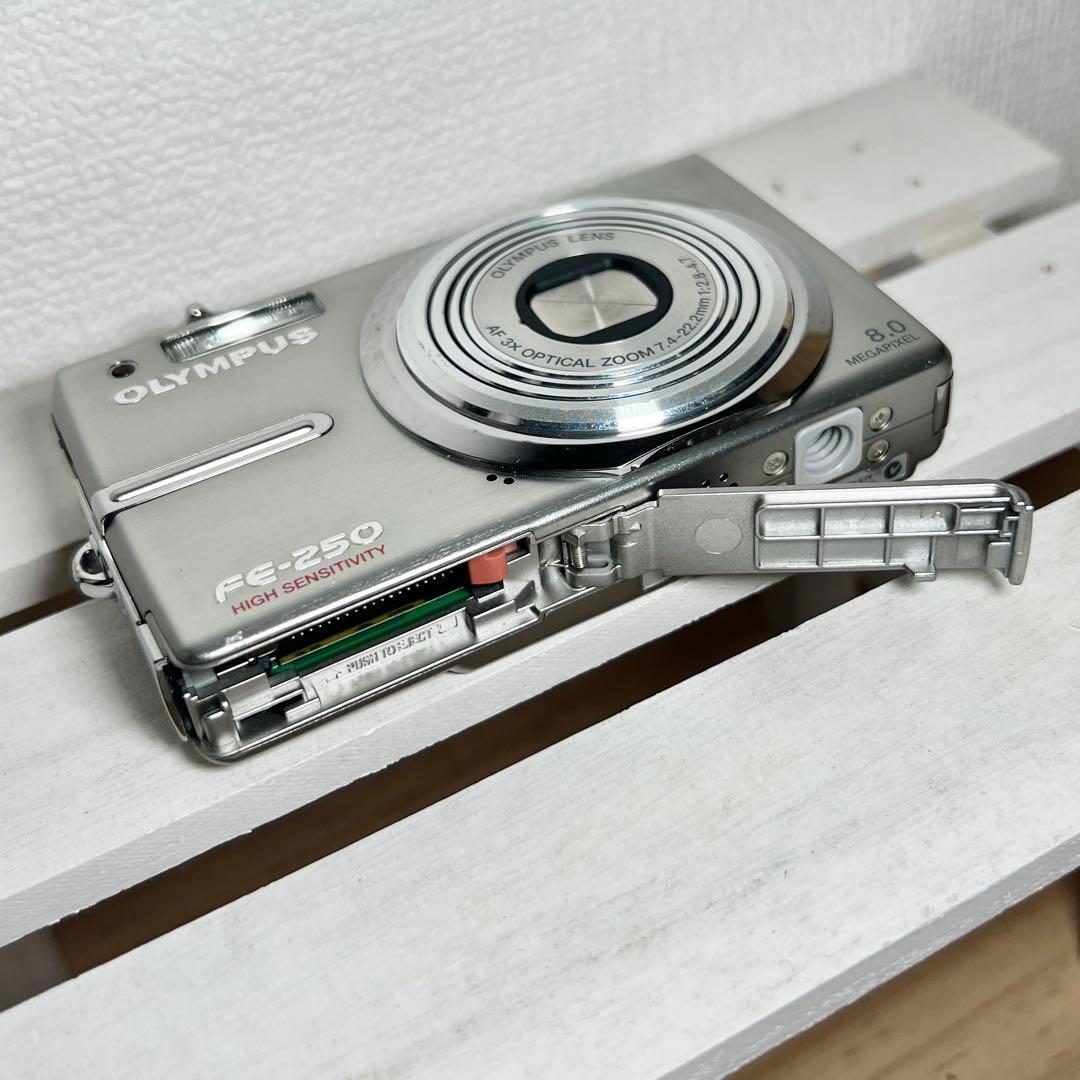 OLYMPUS FE-250 デジカメ　シルバー