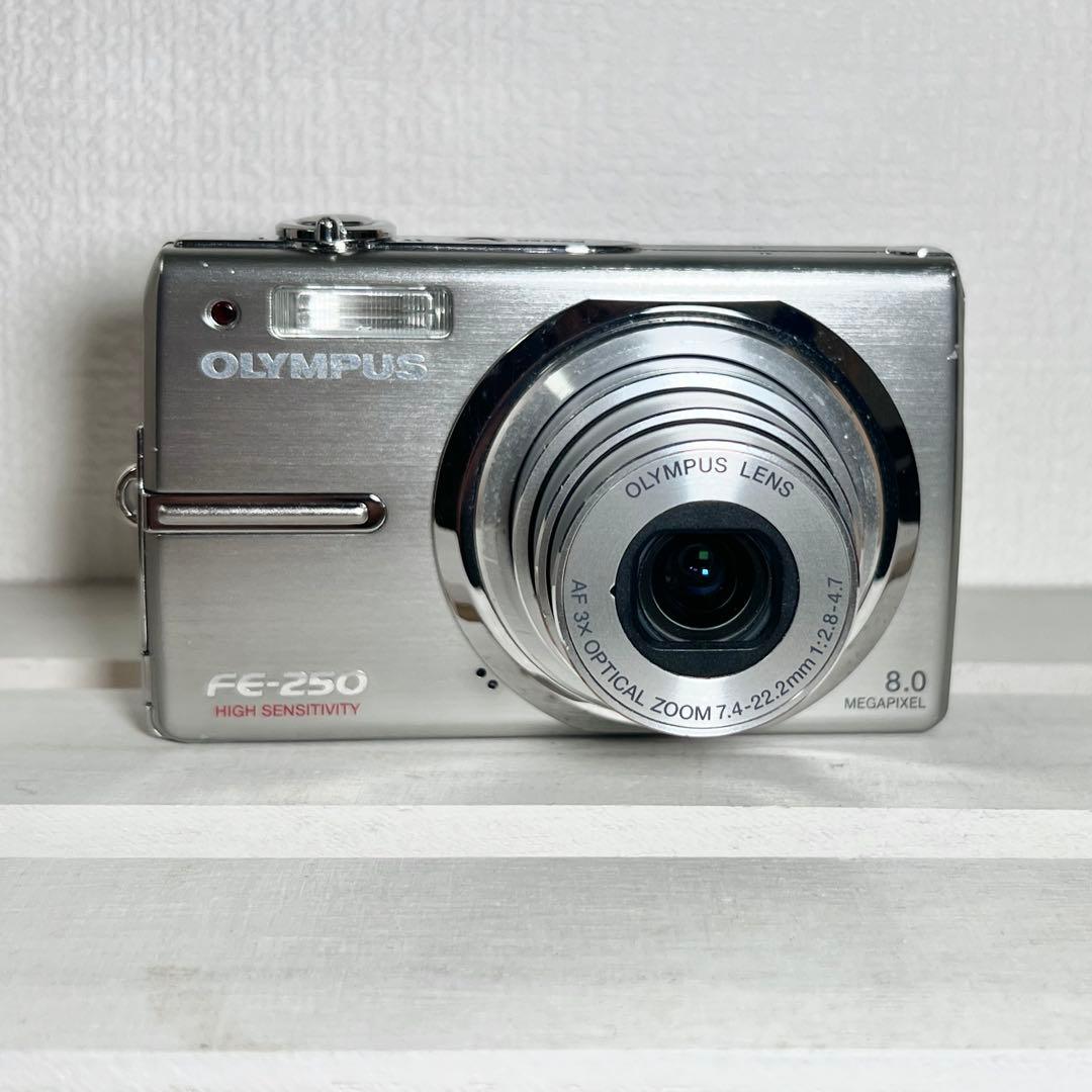 OLYMPUS FE-250 デジカメ　シルバー