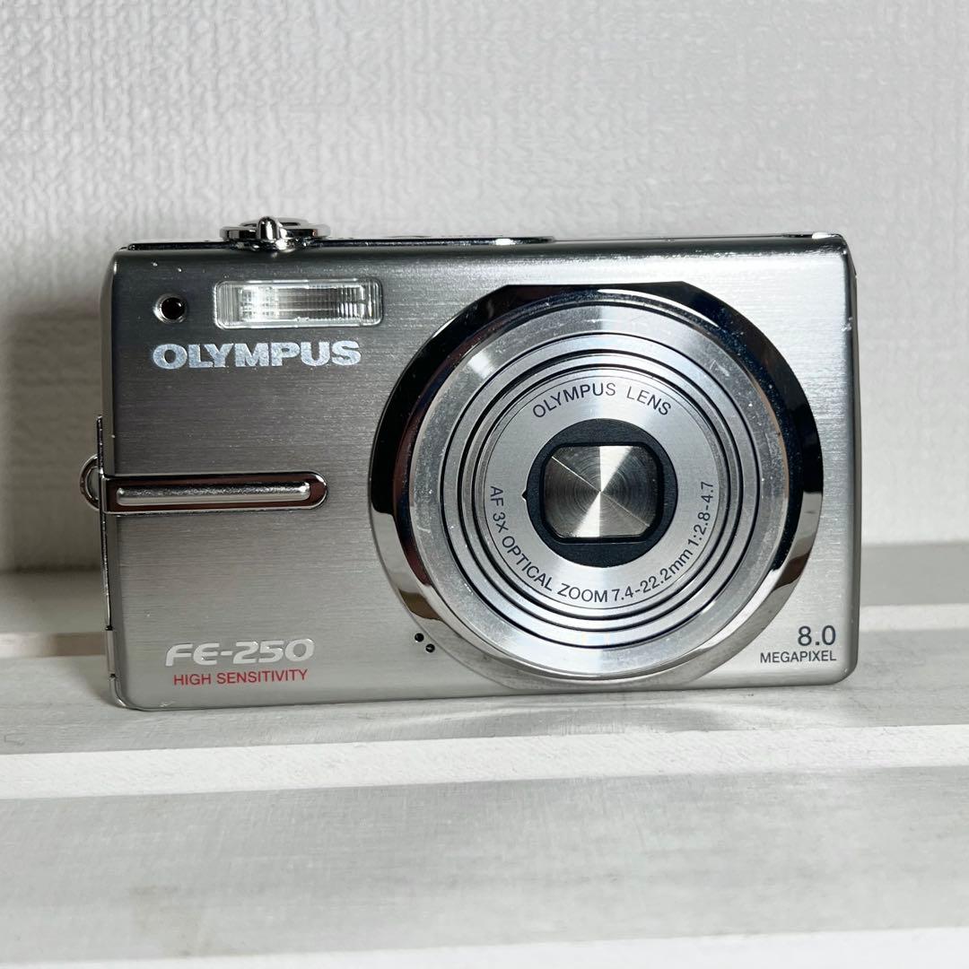 OLYMPUS FE-250 デジカメ　シルバー
