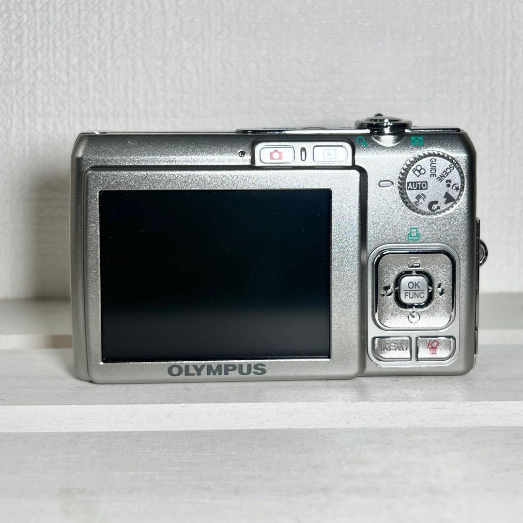 OLYMPUS FE-250 デジカメ　シルバー