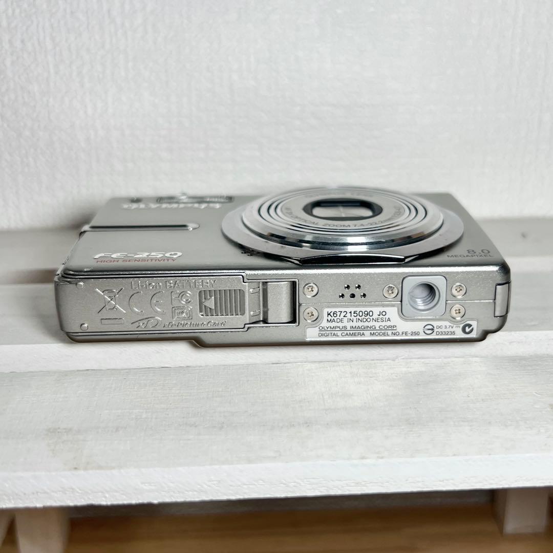 OLYMPUS FE-250 デジカメ　シルバー