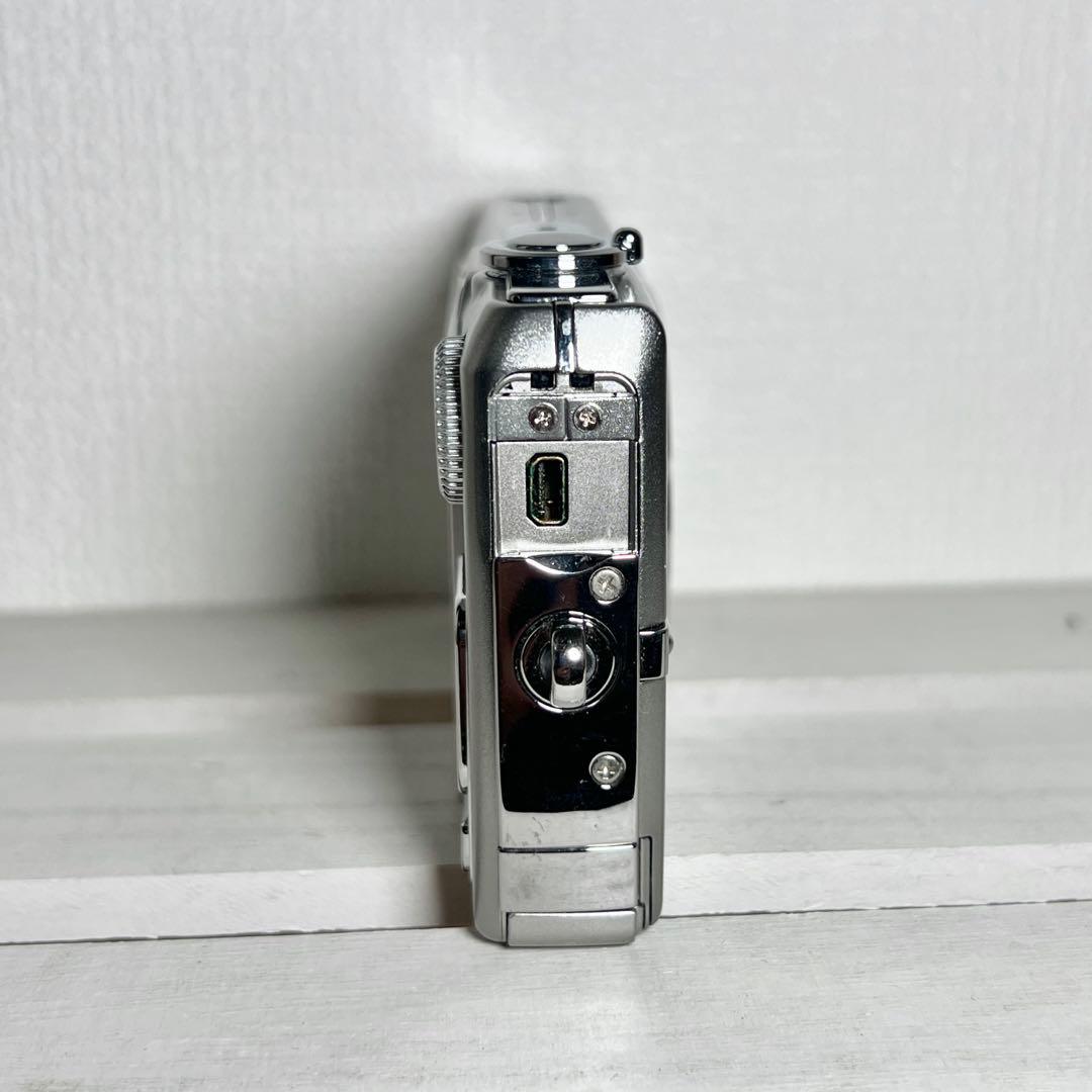 OLYMPUS FE-250 デジカメ　シルバー