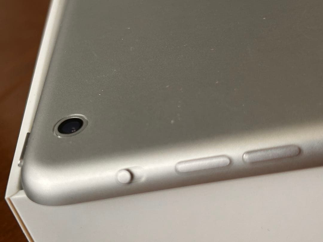 美品iPad Air (第1世代) Wi-Fiモデル 16GB シルバーカバー付