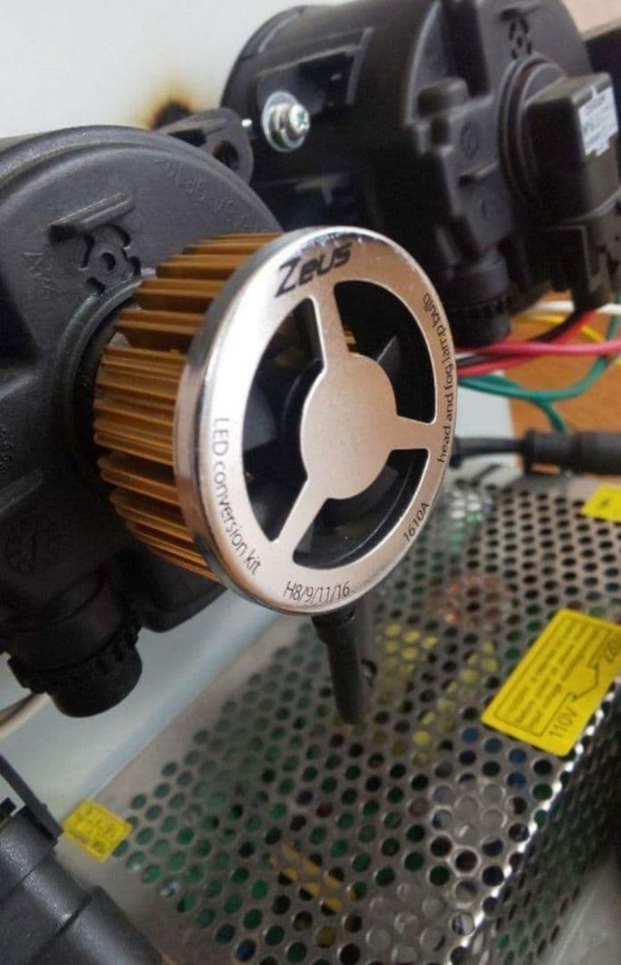 LED/ハロゲン見比べディスプレイ