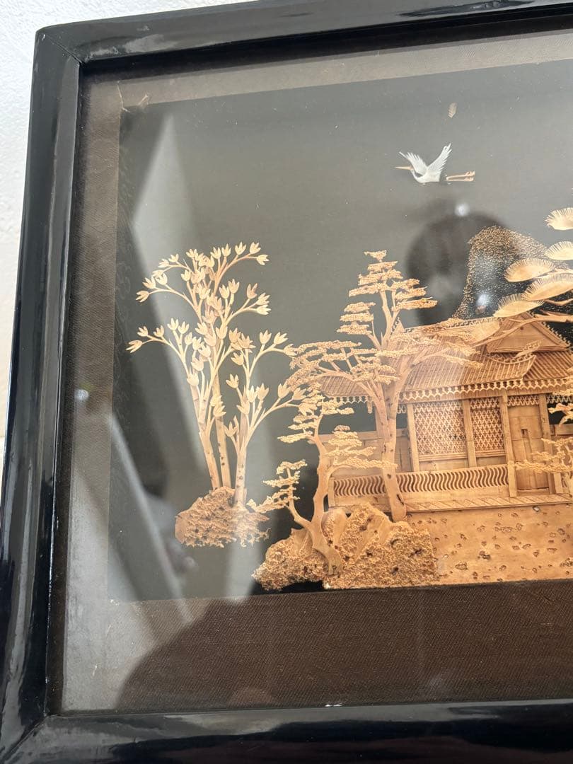 中国工芸品　コルク彫刻画　飾り物　縦幅約22cm 横幅約57cm