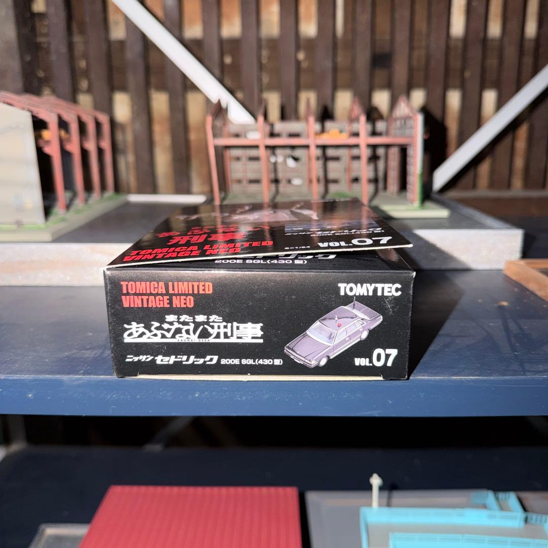 トミカ リミテッド ヴィンテージ ネオ　あぶない刑事 07　ニッサン セドリック