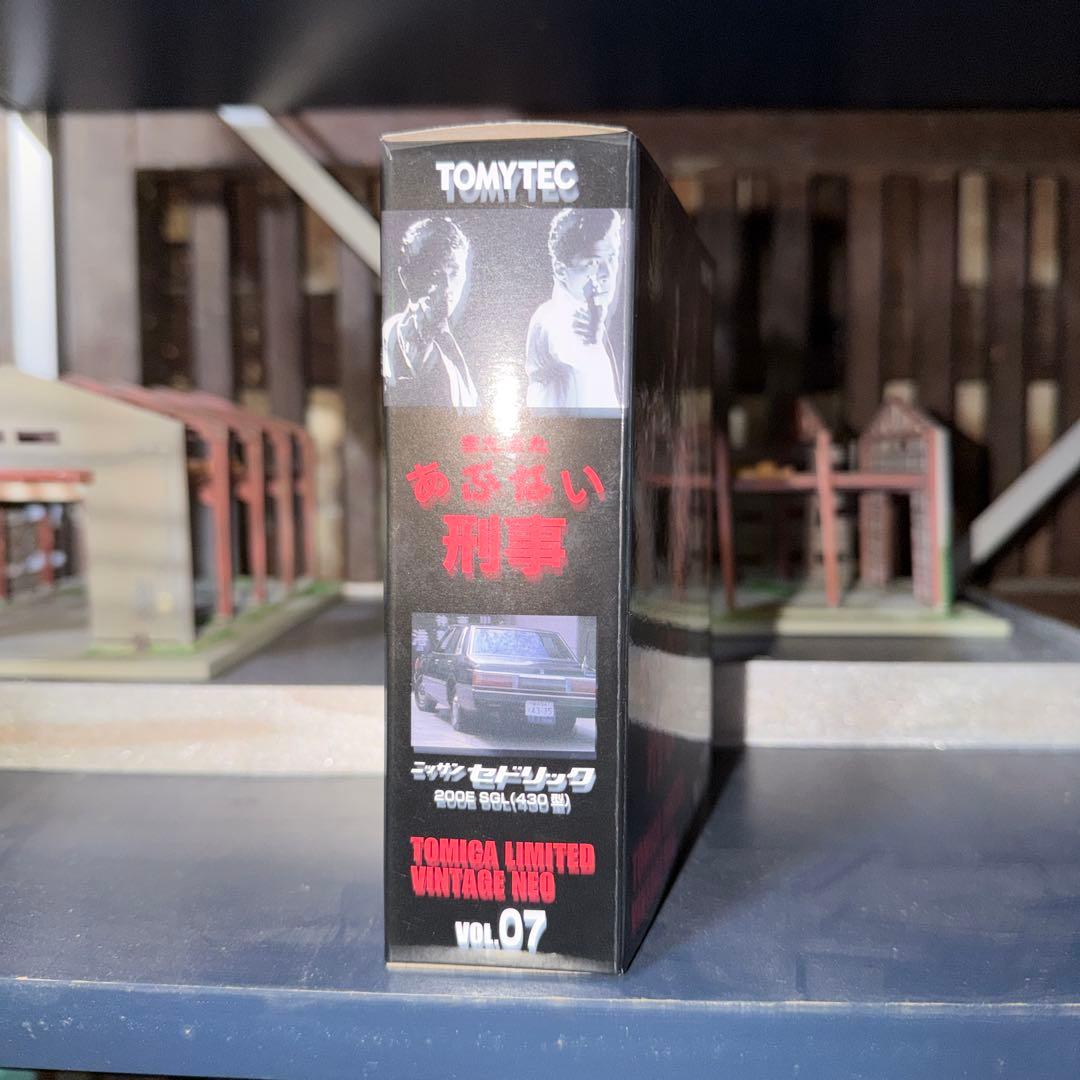 トミカ リミテッド ヴィンテージ ネオ　あぶない刑事 07　ニッサン セドリック