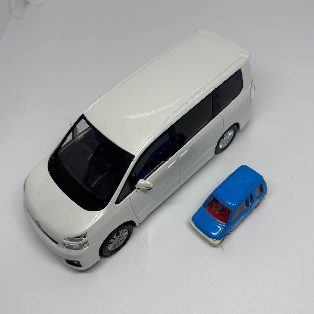 非売品 トヨタ 1/24 カラーサンプル ヴォクシー 70系 ホワイト