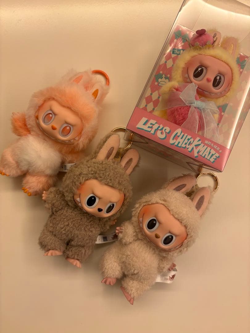 ポップマート　ラブブ　labubu 4点セット　洋服つき