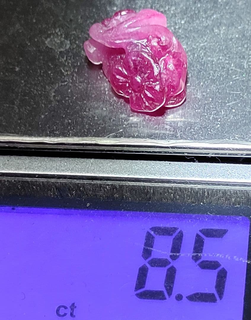 ミャンマー産ルビー お花と果実のカービング