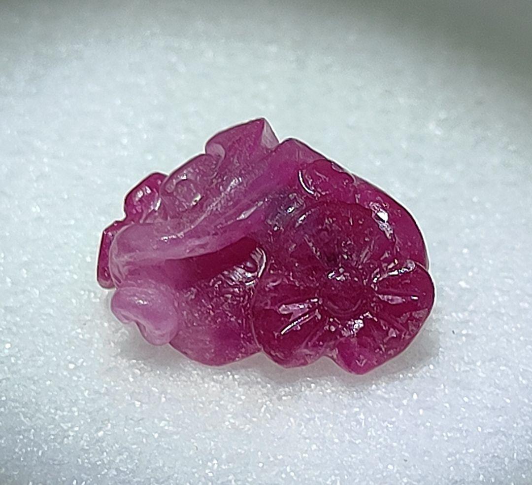 ミャンマー産ルビー お花と果実のカービング