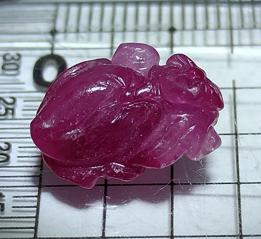 ミャンマー産ルビー お花と果実のカービング