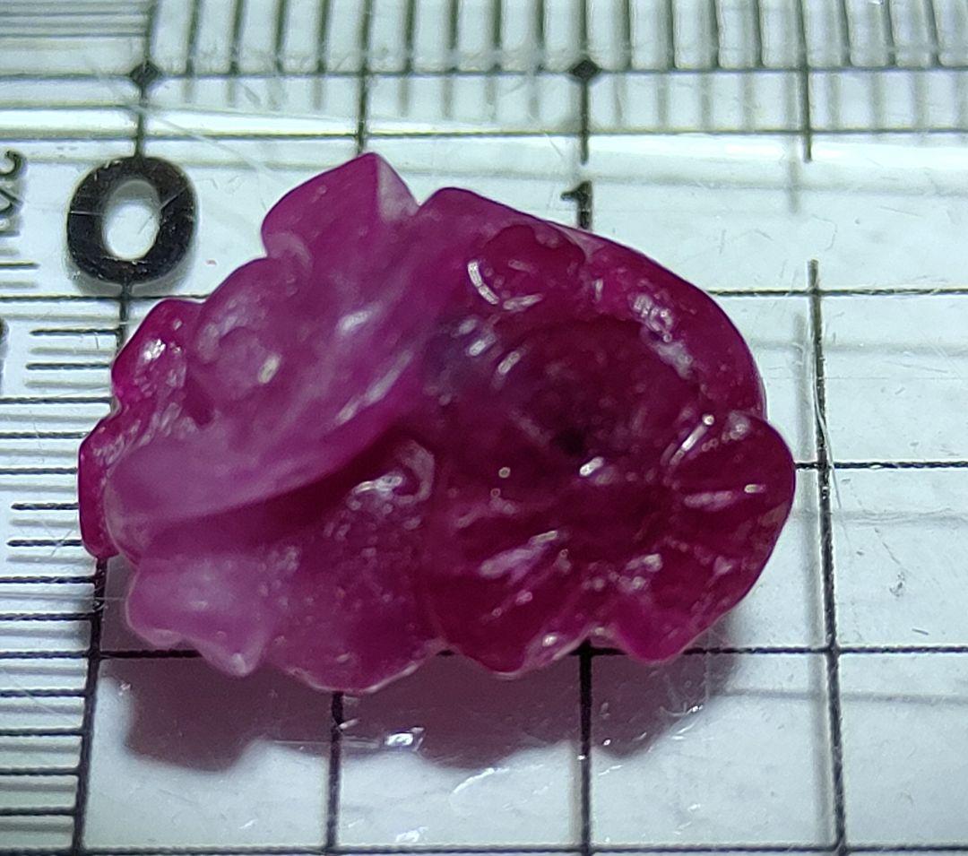 ミャンマー産ルビー お花と果実のカービング