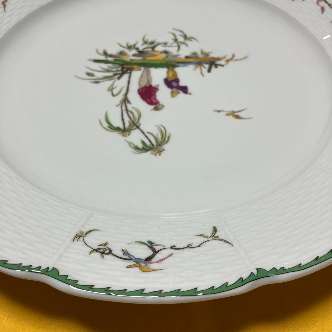 廃番品レイノー社のリモージュ陶磁器、色彩豊かな人物と鳥の絵柄の大皿 、32センチ