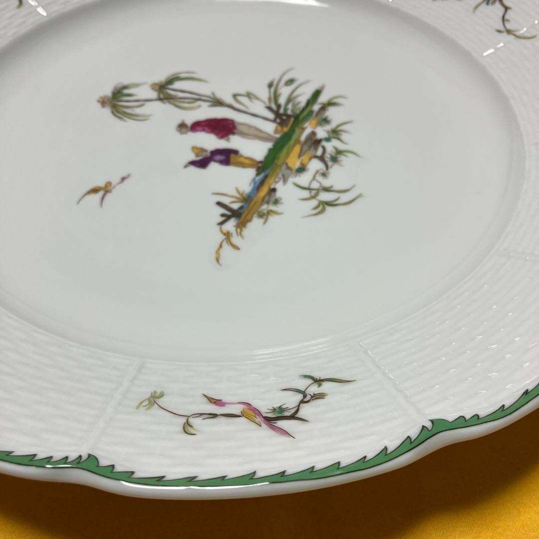 廃番品レイノー社のリモージュ陶磁器、色彩豊かな人物と鳥の絵柄の大皿 、32センチ