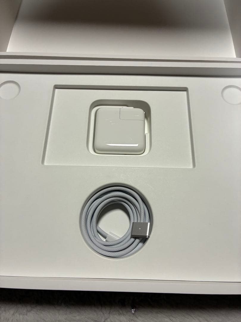 【極美品】MacBook Air M2 13.6 シルバー USキー充 放電2回