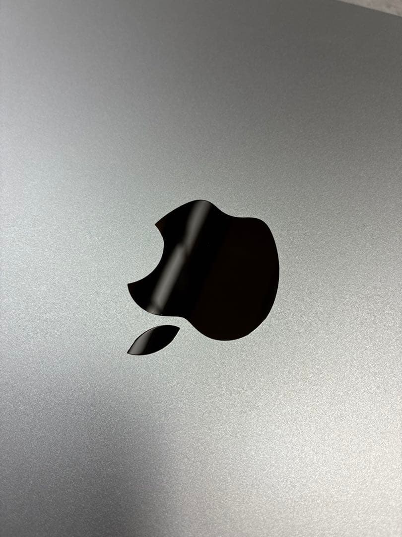 【極美品】MacBook Air M2 13.6 シルバー USキー充 放電2回