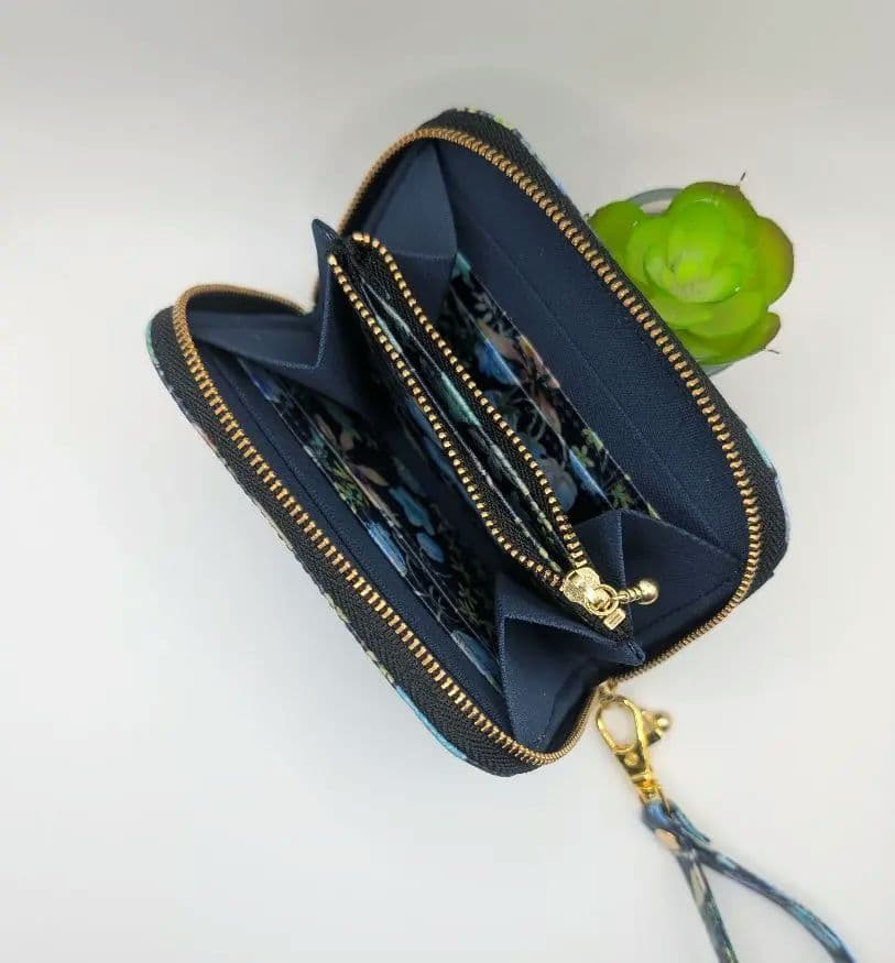 コマ様　ラウンドファスナー小財布