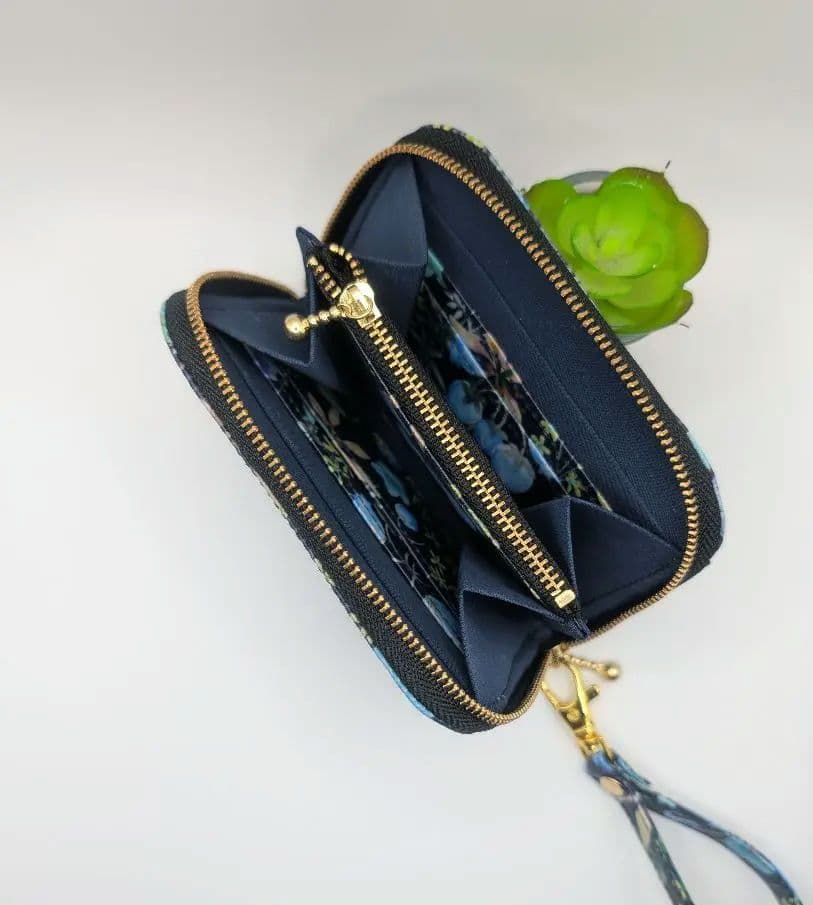 コマ様　ラウンドファスナー小財布