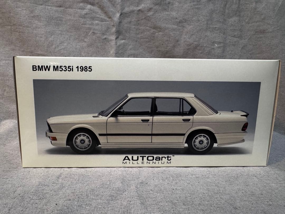 ミニカー AUTOart 1:18  M535i 1985 1/18