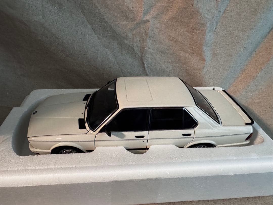 ミニカー AUTOart 1:18  M535i 1985 1/18
