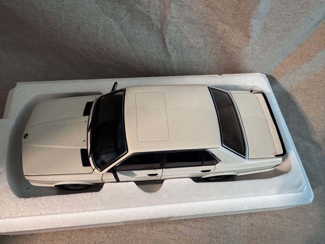 ミニカー AUTOart 1:18  M535i 1985 1/18