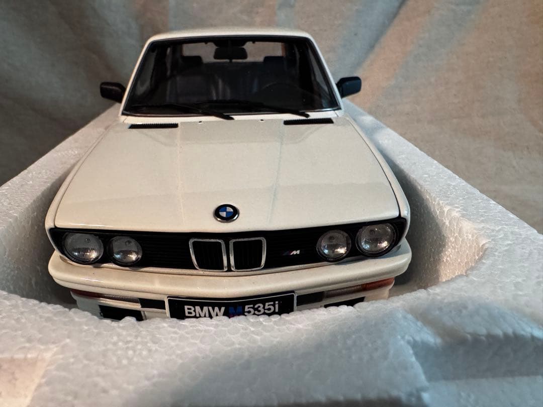 ミニカー AUTOart 1:18  M535i 1985 1/18