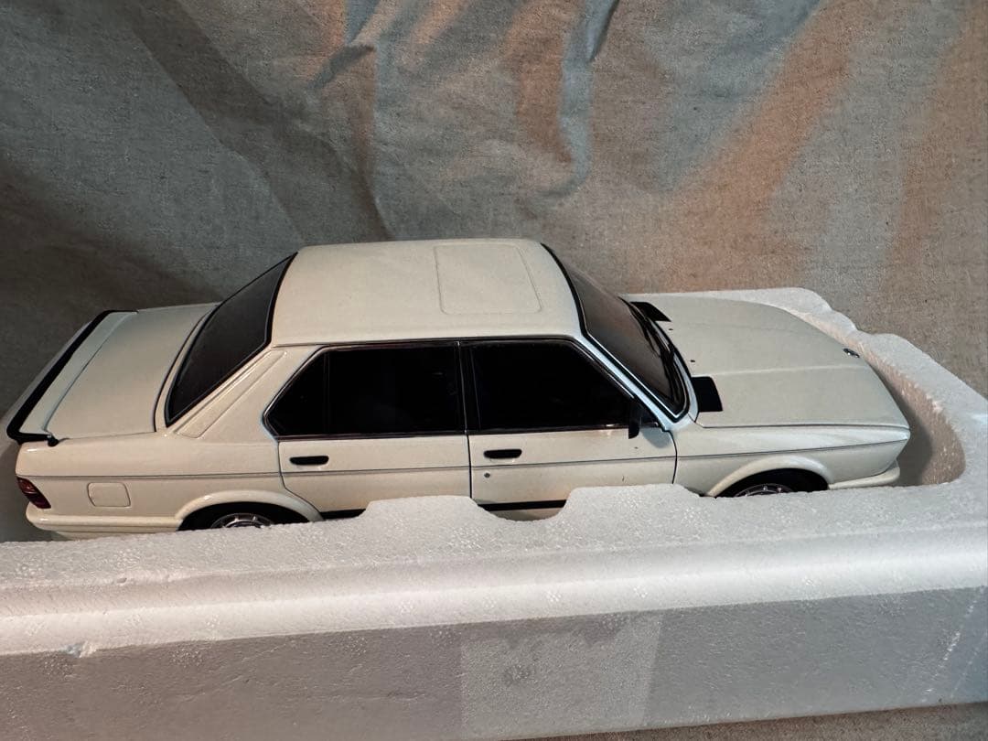 ミニカー AUTOart 1:18  M535i 1985 1/18
