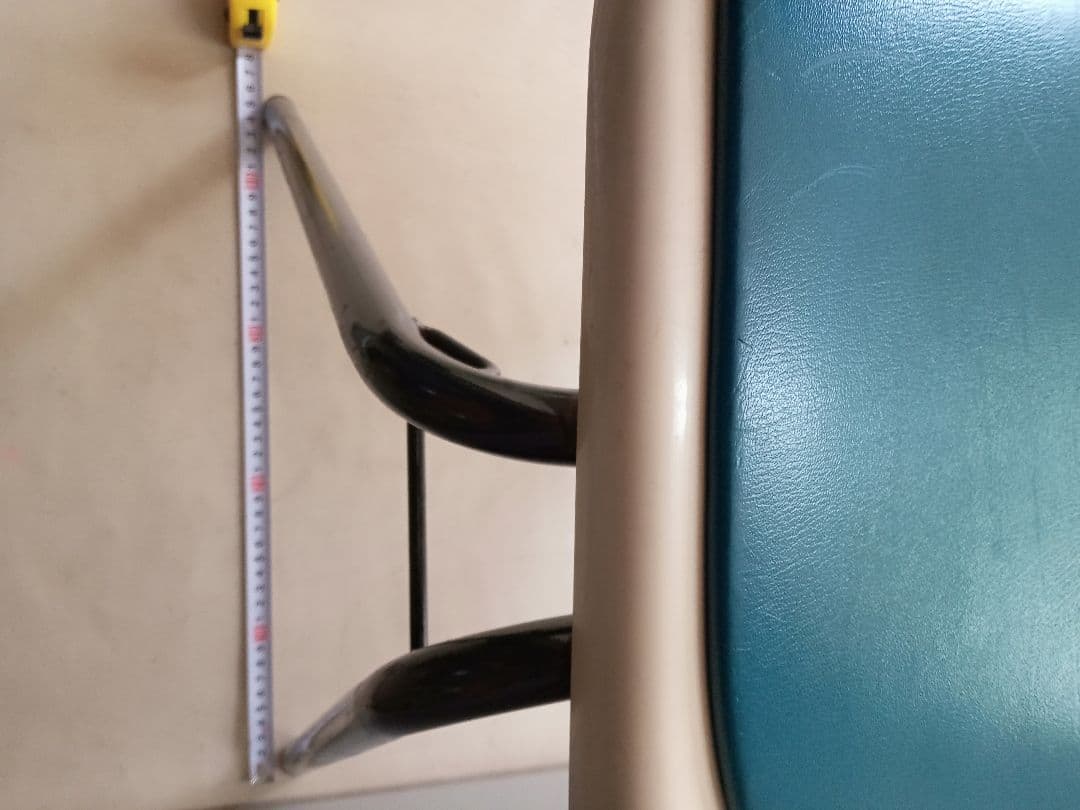 コクヨ　スタッキングチェア