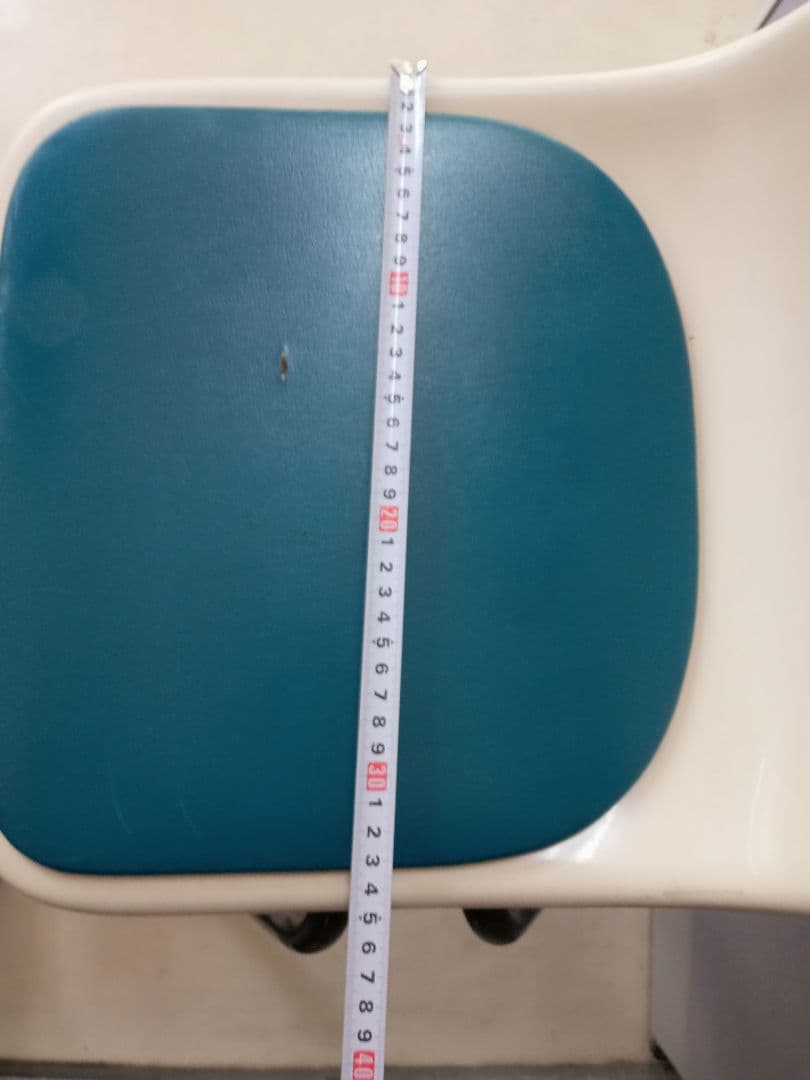 コクヨ　スタッキングチェア