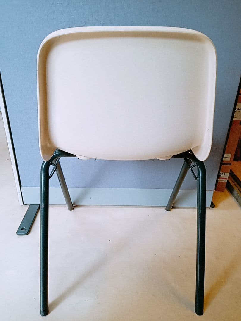 コクヨ　スタッキングチェア