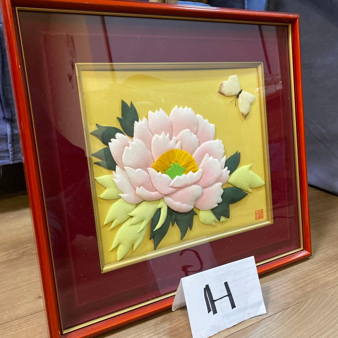 立体的な花の絵画と蝶のアート