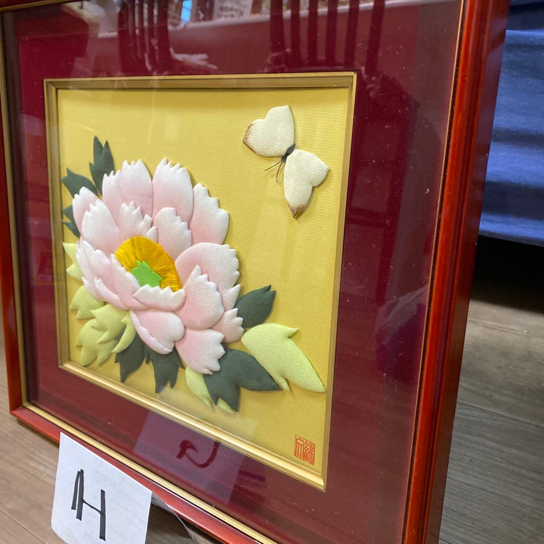 立体的な花の絵画と蝶のアート