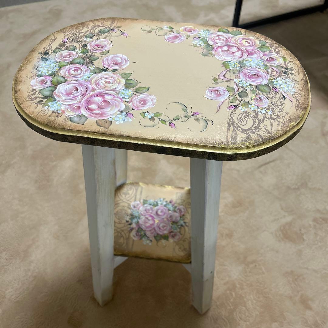 サイドテーブル。ジュリアンです。