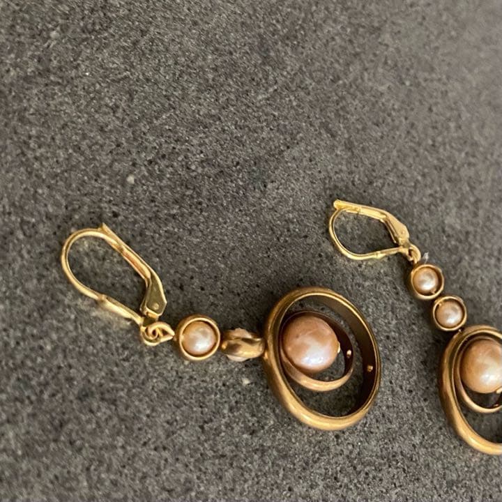 シャンパン色の３連パールイヤリング by Jolie Jewelry