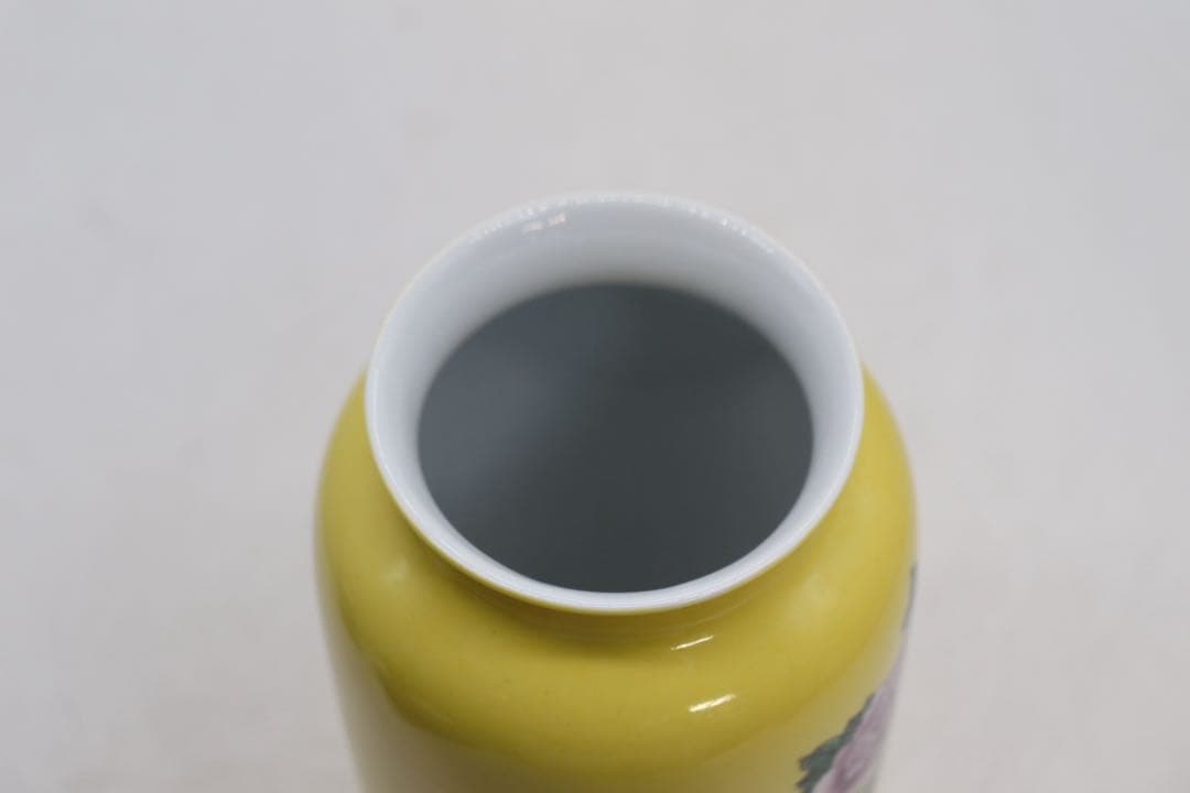 中国　粉彩牡丹胡蝶紋瓶　慎徳堂製　送料込み251030