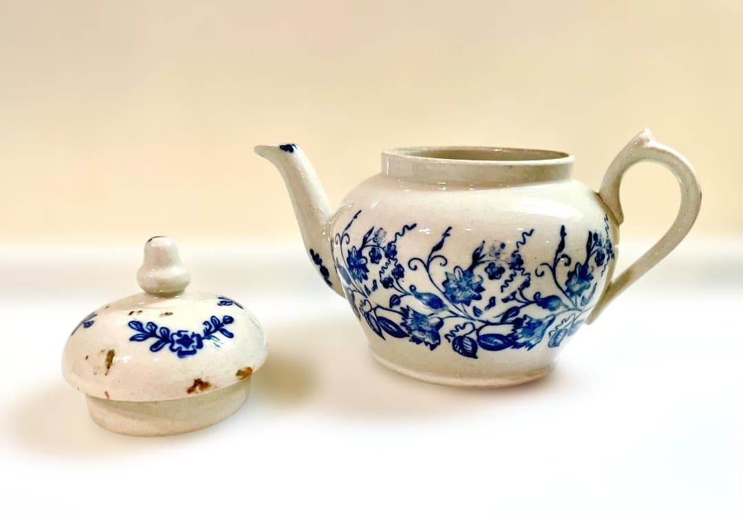 フランスアンティーク青い花柄 陶器ティーポット