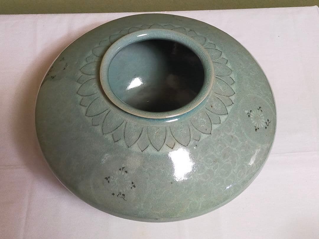 韓国 青磁唐草菊花珠盤形瓶 保証書付き