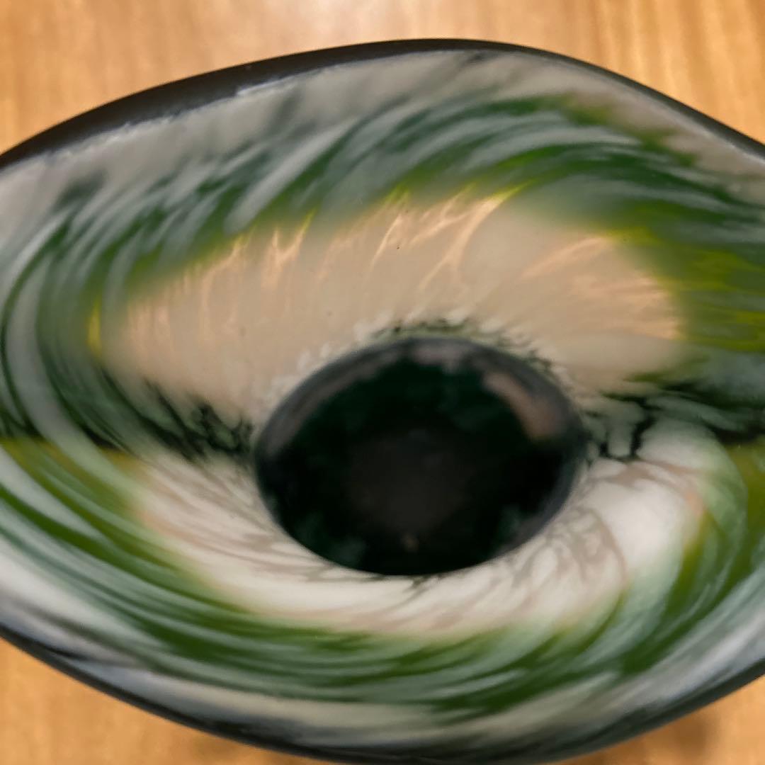 中国製　透かし彫刻花瓶　ガラス　緑松