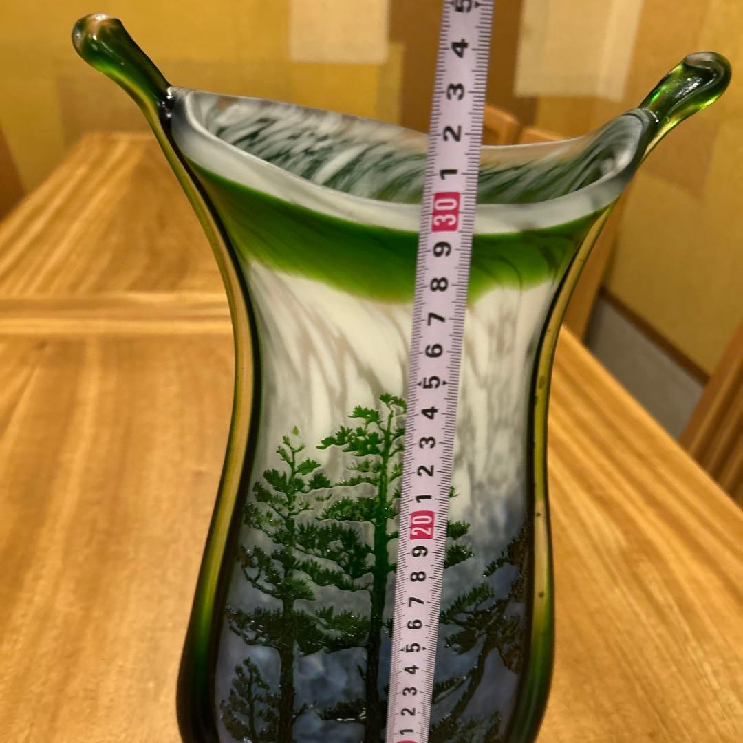 中国製　透かし彫刻花瓶　ガラス　緑松